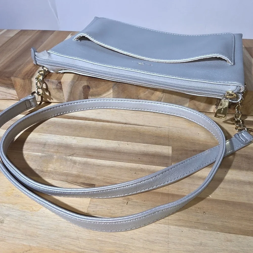 Juicy Couture Silver Metallic‎ Clutch Crossbody Chain Strap Bag 3 Inside Pockets